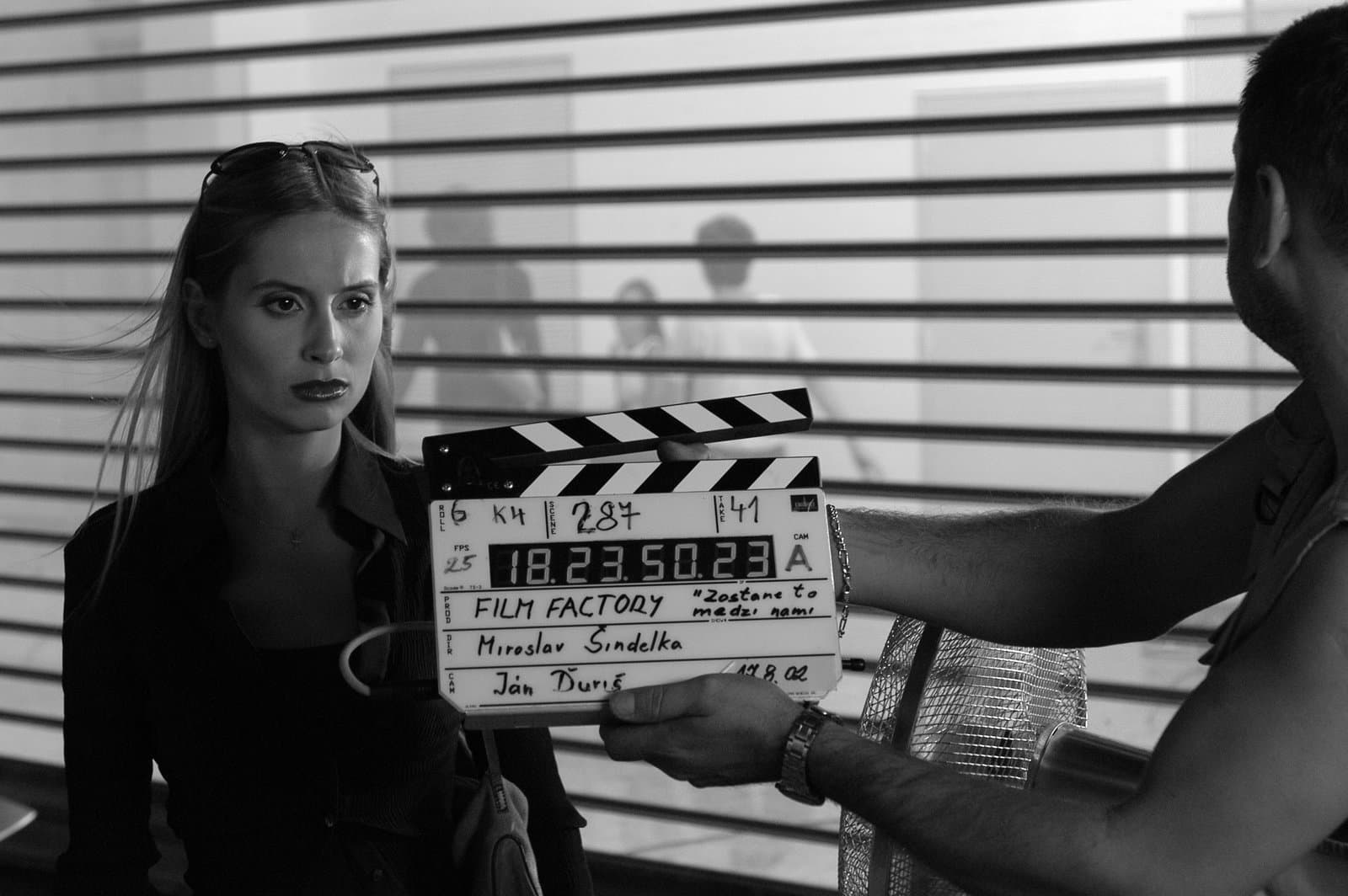 Black-and-white still from the film Zostane to medzi nami (2003)